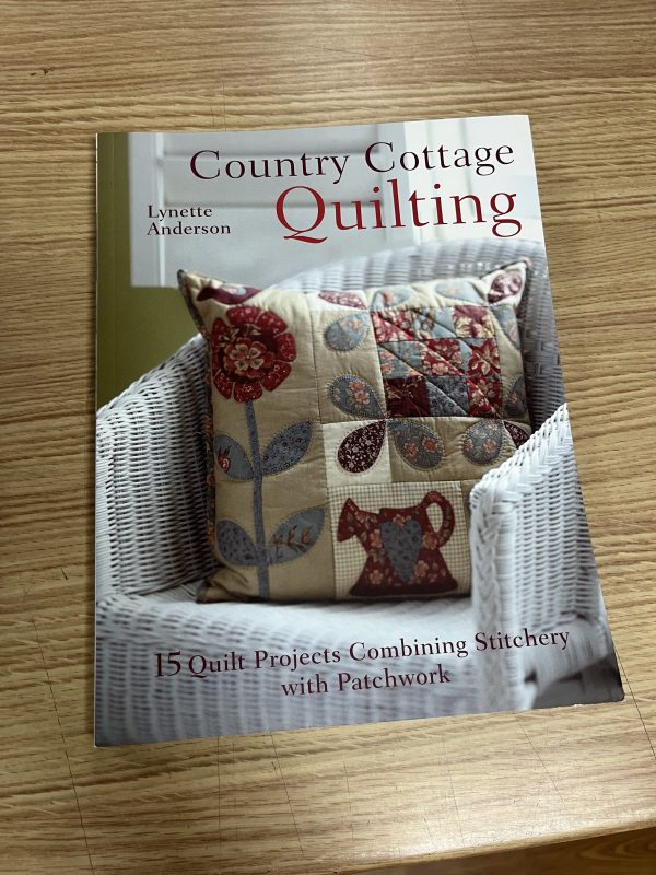 LIBRO COUNTRY COTTAGE QUILTS - LYNETTE ANDERSON -